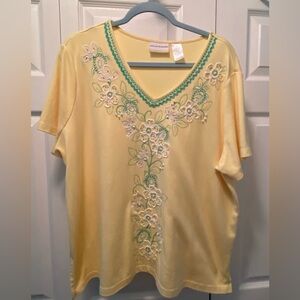 Alfred Dunner Yellow top with White & Green embroidered flowers -short sleeve 2X